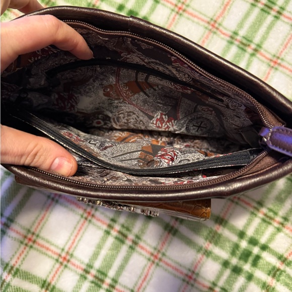 Vintage-Inspired Brown and Black Shoulder Bag with Reptilian Texture - Picture 5 of 14